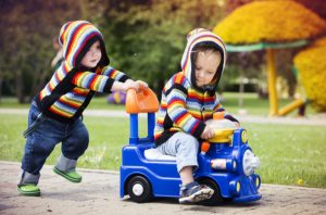 車の玩具に乗ってる子供（加工前）